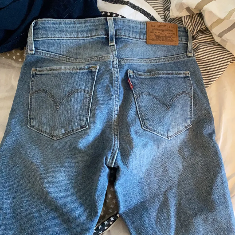 Helt nya levis jeans! Aldrig använda, endast prövade. Storlek 24 i midjan och 28 i längden. Bootcut modell.. Jeans & Byxor.
