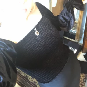 Svart sammetstopp - Snygg svart tröja från monki !