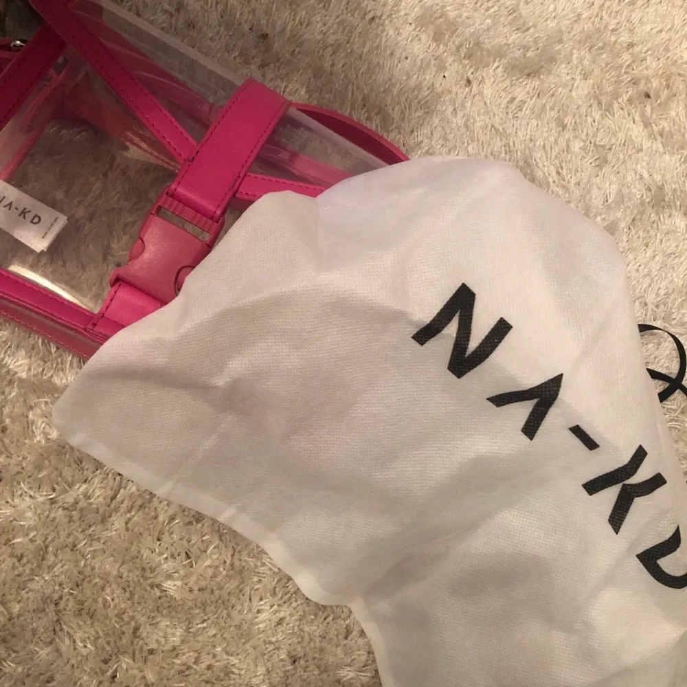 💕Transparent rosa väska från NA-KD, använd en gång på en utekväll. . Nypris 399kr💕. Väskor.