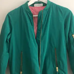 Ont i hjärtat!!!! men tvungen att sälja min coolaste gröna bomberjacka från märket noisy may 😔 helt perfekt och unik nu till våren/sommaren och piffar verkligen upp en simpel outfit! Skulle säga att den är true to size alltså XS.