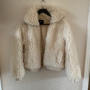 Vit fluff jacka  - Säljer denna sköna och varma jacka storlek XS. 