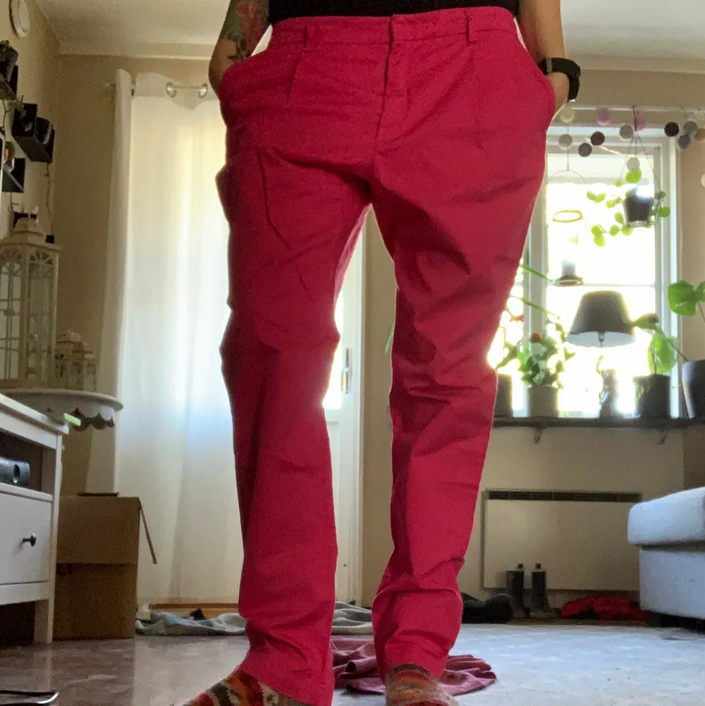 Superfina rosa chinos från Filippa K storlek XL men rätt små. Jag är 1.75 cm . Jeans & Byxor.
