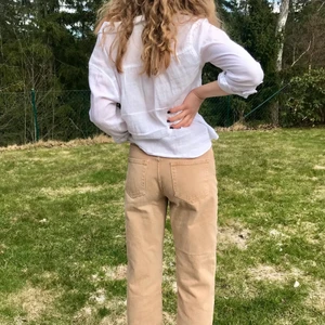 Beigea Jeans  - Jättefina beiga jeans från Mango i bra skick, storlek 36! Dem sitter väldigt närapå mig som är lite ”petite”. Köpta för 399kr. Frakt 66kr (spårbar) eller så kan jag mötas upp i Stockholm city 💞