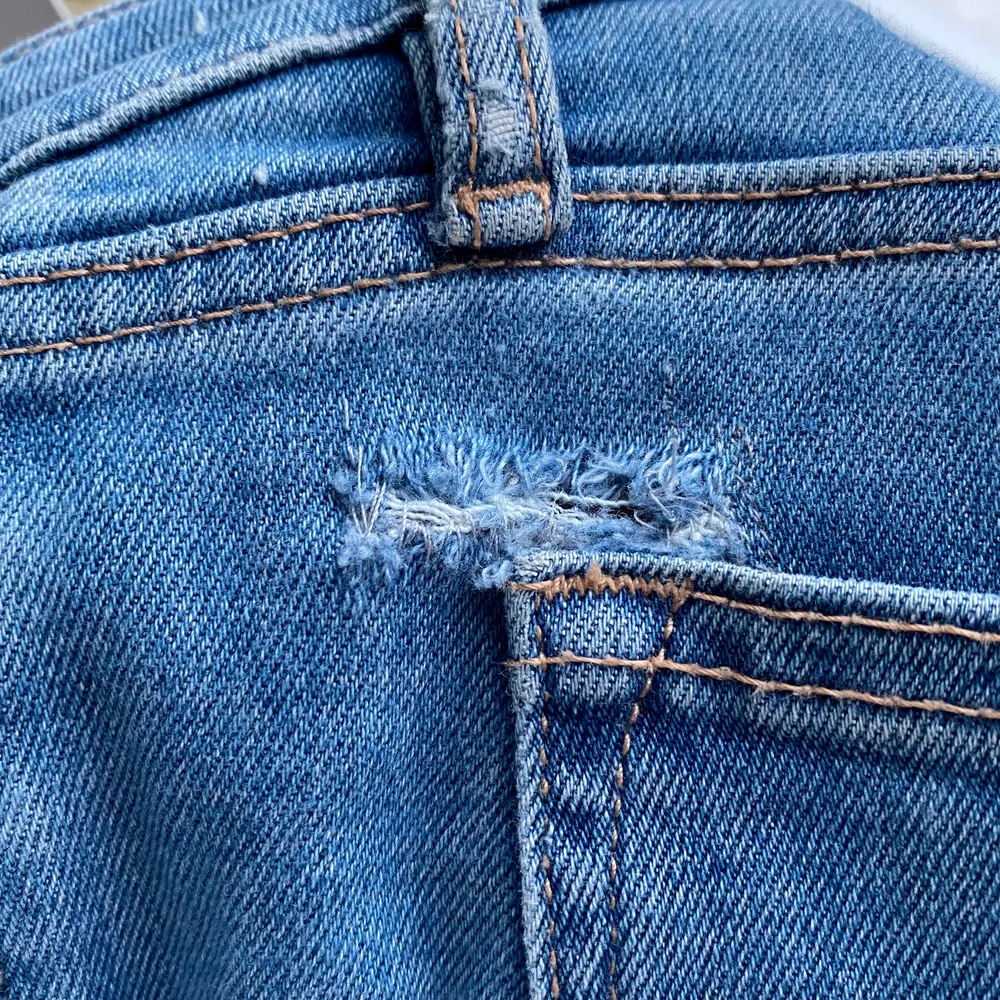 Säljer ett par lågmidjade jeans från crocker som inte kommer till användning. De är i storlek 26 och säljs för 100kr+frakt. De har ett litet hål (bild 3) så därav priset. Kontakta mig för fler bilder eller mer info.. Jeans & Byxor.