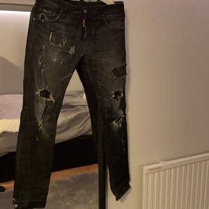 Svarta Dsquared2 jeans med snygga slitningar