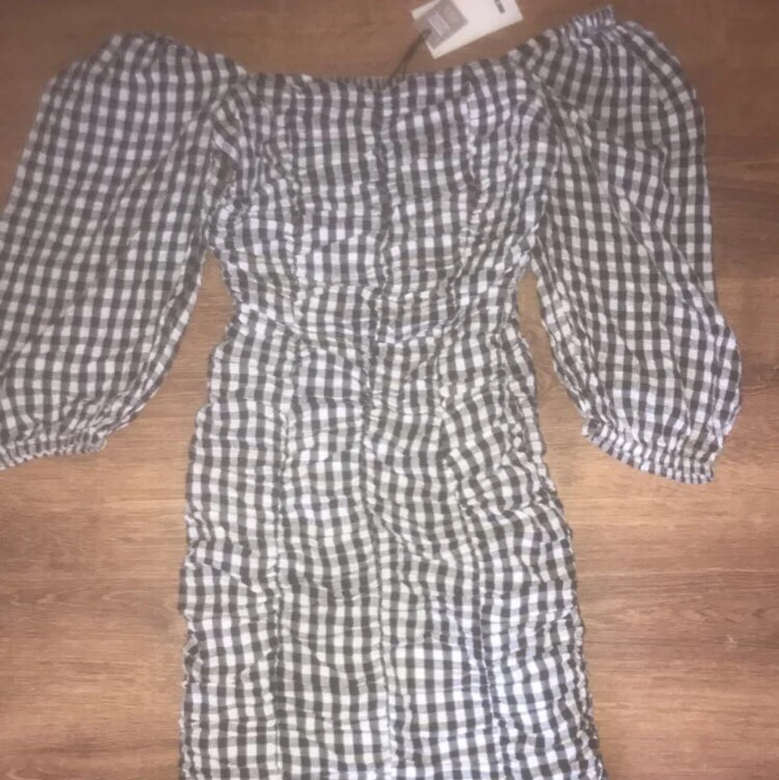 Of shoulder klänning  prislappen kvar 150 med frakt inräknat 