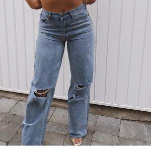Säljer dessa skitsnygga populära jeans från Boohoo. Bilden är på när Alice stenlöf bär dem. prislappen kvar.