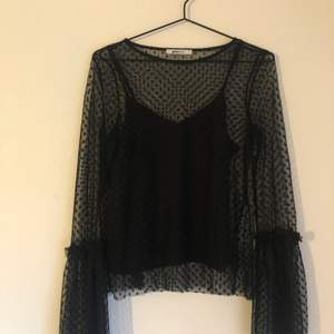 Svart mesh-tröja med prickar från Gina tricot 