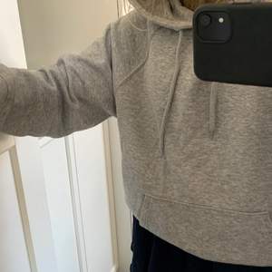 Grå hoodie från h&m.  Är som ny. Storlek Xs men är ganska oversized. Säljes direkt för 70kr + 65kr i frakt. Vid snabb affär 60kr + frakt.