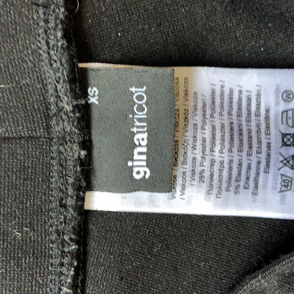 Säljer mina super mysiga utsvängda tights från Gina tricot, dem är lite korta på mig som är 172/173 men är nog perfekta för dig som är 158-164💕köparen står för frakten!. Jeans & Byxor.