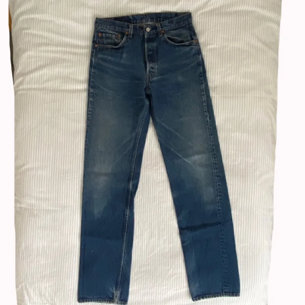 Vintage mörkblåa Levi jeans från 90-talet. Hög midja, djupa fickor och långa ben som går ner till marken på mig (175 cm). De är fortfarande i bra skick. Passar någon i storleken 36-38. . Jeans & Byxor.