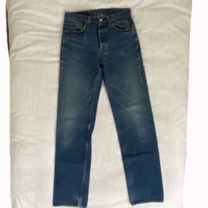 Levi’s jeans 501 W34 L40 - Vintage mörkblåa Levi jeans från 90-talet. Hög midja, djupa fickor och långa ben som går ner till marken på mig (175 cm). De är fortfarande i bra skick. Passar någon i storleken 36-38. 