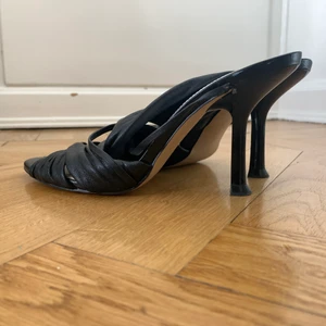 Slipins från Zara - Använda några gånger i svart läder