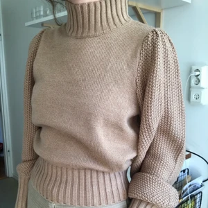 Skickad beige tröja, XS - Knappt använd, finns ingenting att anmärka på vad gäller skicket. 