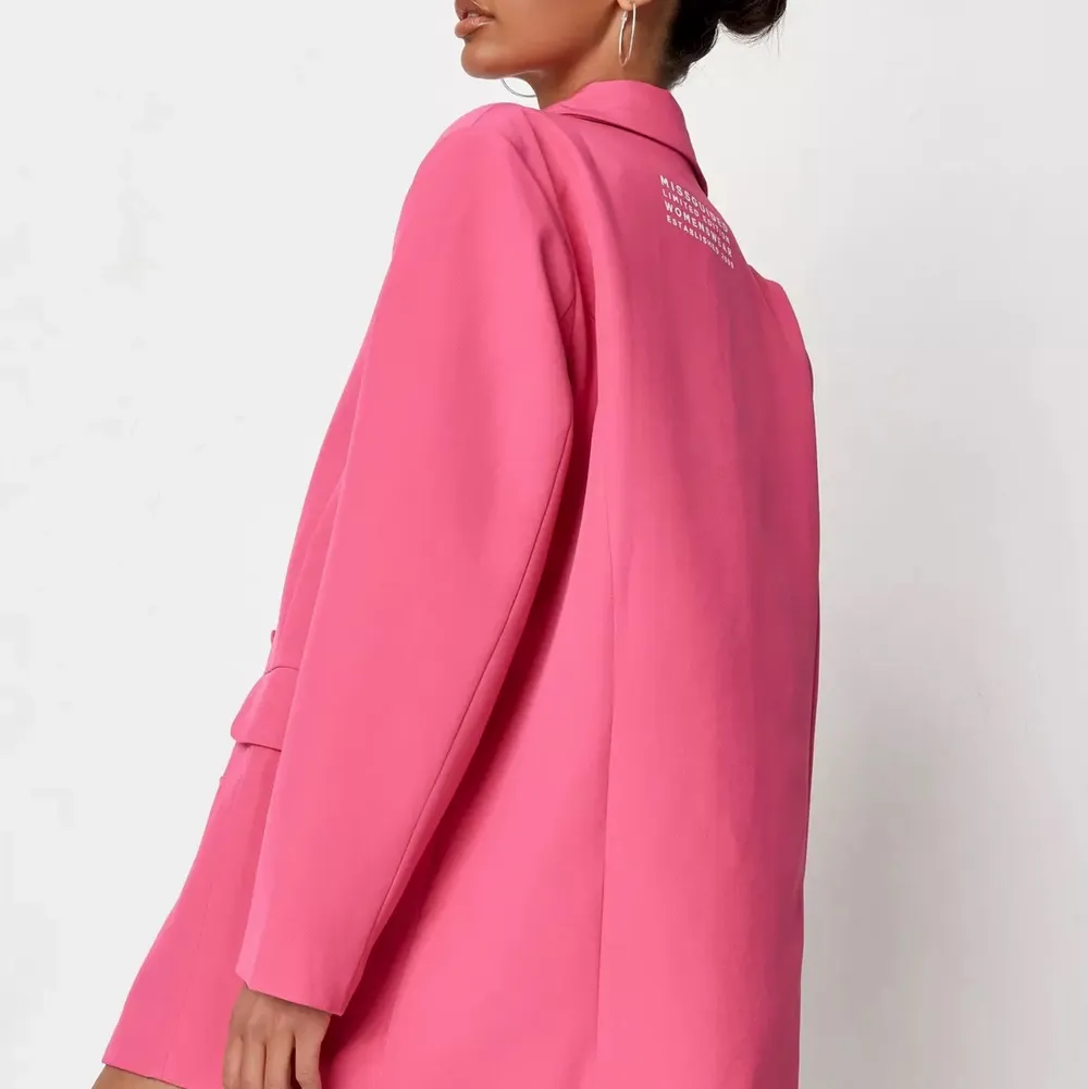 Rosa blazer från missguided i storlek 40 (passar en S/M). Den är i en super fin rosa färg i en oversized modell. Kavajen är aldrig använd och har alla lappar kvar. Bilderna är lånade från hemsidan. Vid frakt står köparen för fraktkostnad ✨🤍. Kostymer.