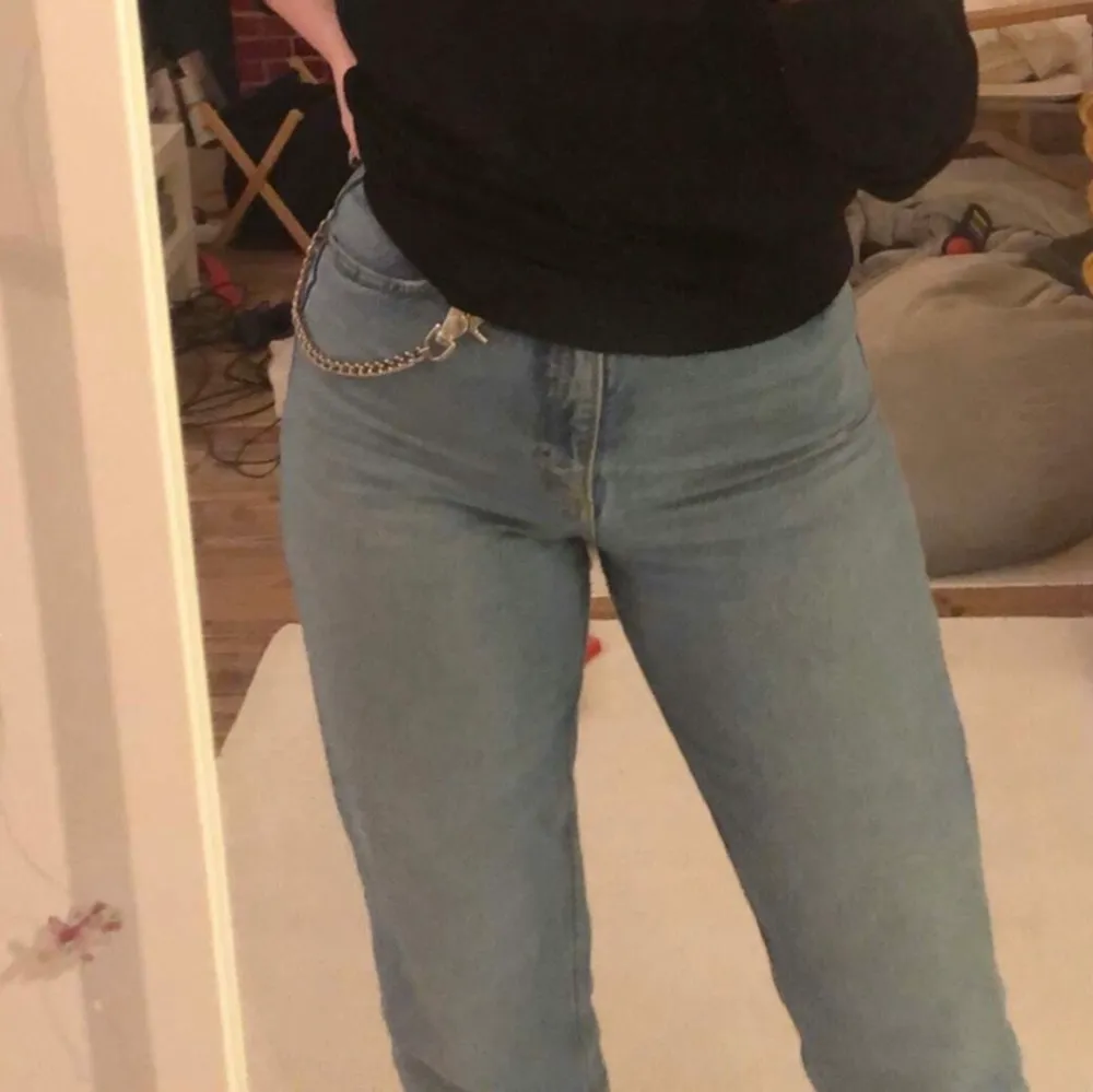 Väl använda Jeans från Monki, hela och i bra skick. Jag är kort 157 med långa ben och de är ej hellånga på mig. En ljus blå färg (skitsnygg). . Jackor.