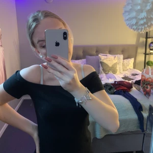 Topp - Svart off-shoulder från H&M