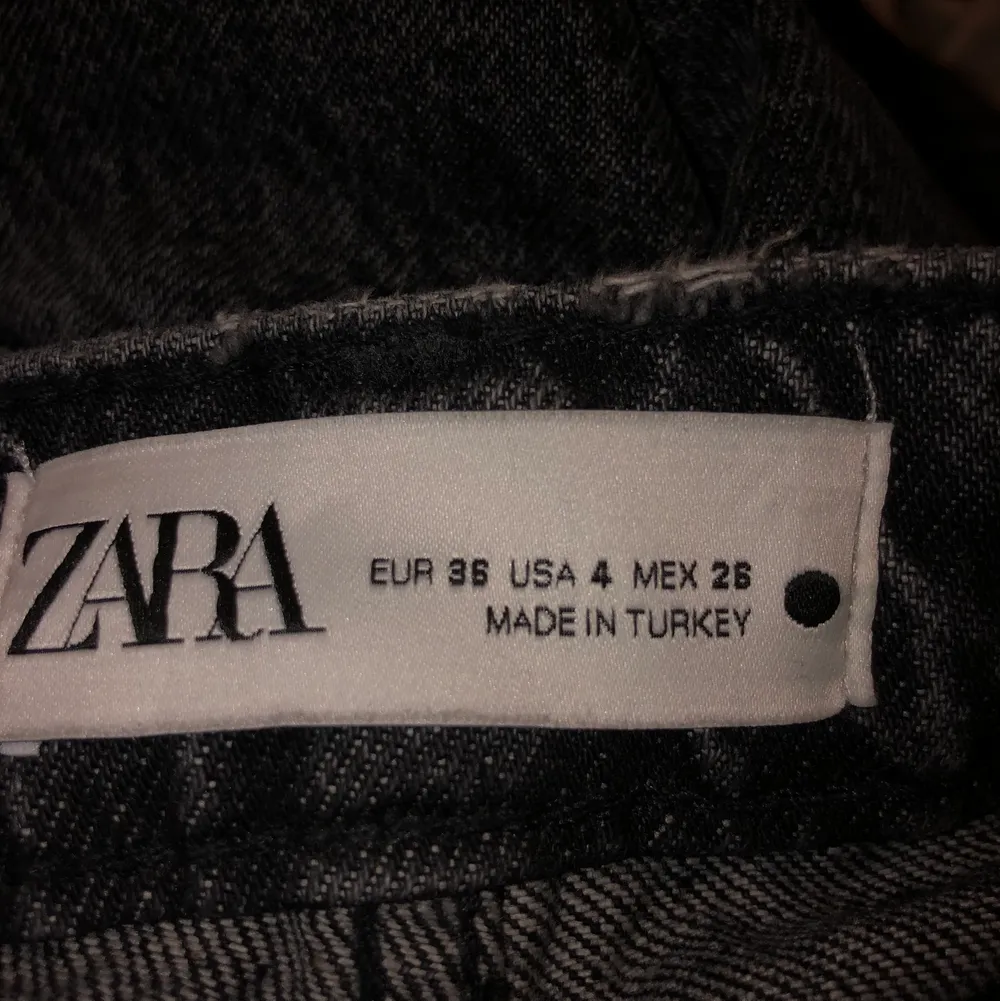 Vida jeans ifrån zara, i en urtvättad svart färg. Bara använda en gång, då de var lite stora i midjan. Så väldigt bra skick. Köparen står för frakt.. Jeans & Byxor.