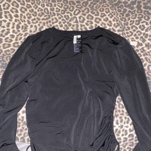  Effortless Back Top - Nelly - Min favorit t-shirt köpte i två storlekar XS och XXS men säljer den XS då var det för stor. Bara provat en gång. Jag tycker att denna är ju MUST have för tjejer. Både elegant och sexy.  