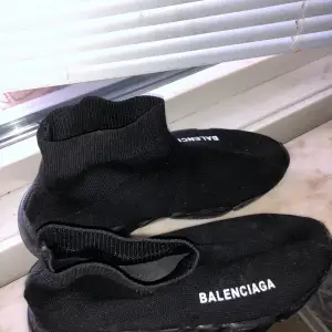 Balenciaga strumpskor. Med tanken på att jag har 45 storlek så passar den inte mig. De är helt oanvända, bra skick. Har dock tappat bort förpackningen