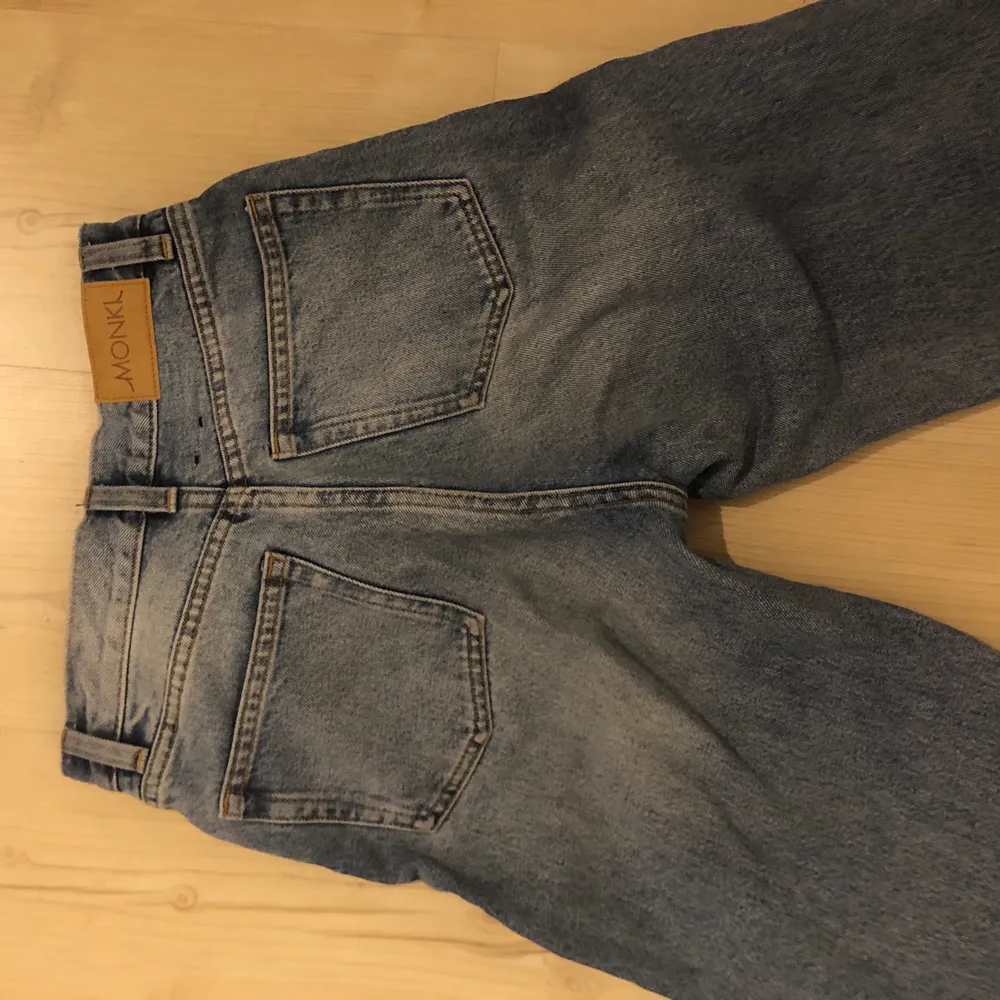 Blåa Yoko jeans från Monki. Ca 1 år gammla men dem passar inte längre :(. Inget fel på dem annars dem är i gott skick och väldigt bekväma! Dem är inte jätte långa i benen utan slutar någon centimeter innan foten börjar på mig. Jag är 170! Köpte dem btw för 400 men säljer dem för 100 + 66 kr i  Frakt. Jeans & Byxor.