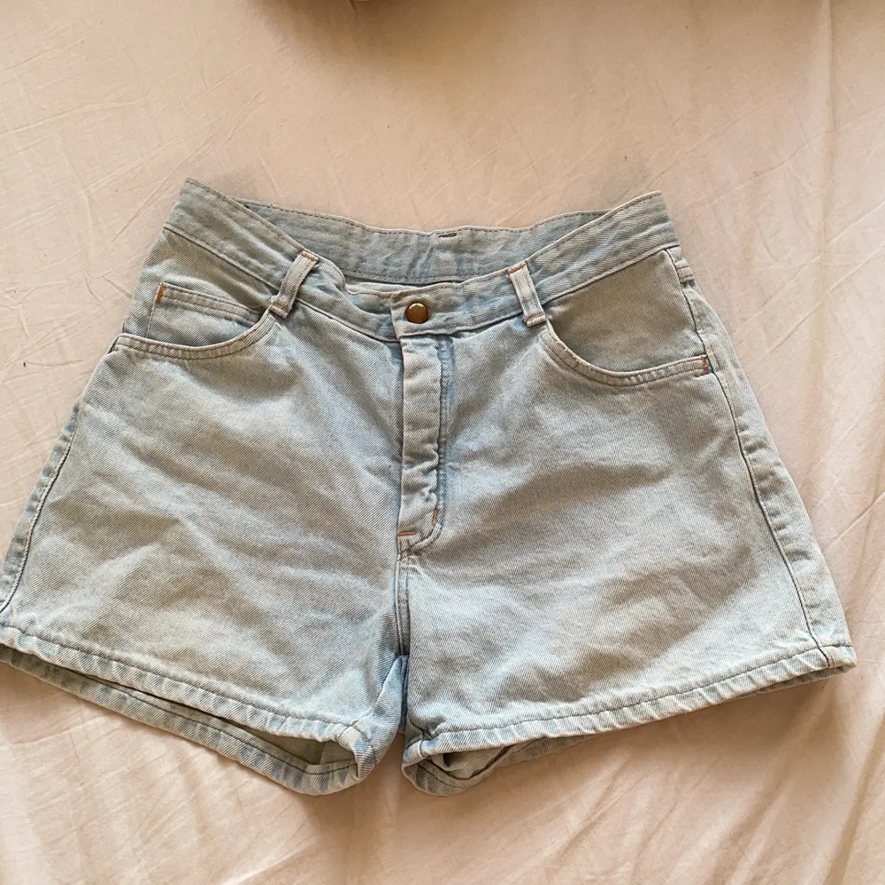 Ljusblåa shorts köpt på second hand i Spanien. Namn på secondhand men kan jag hitta. Passar liten 38. Shorts.