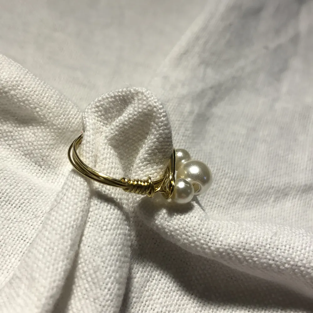 En hemmagjord ring med två små vita pärlor och en stor pärla. Passar till mycket. 70kr med frakt!🚚. Accessoarer.