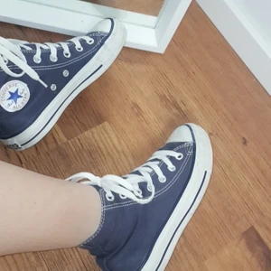 Blå converse skor - Superfina blå converse skor. Bra skick så säljer direkt för 350 kroner. Storkek 36 fast passar även mig som har 37 efter som converse skor  är väldigt stretching.