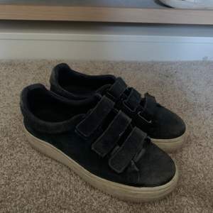Säljer dessa mörkblå sneakers i mocca från sandro. Storlek 38. ✨😋