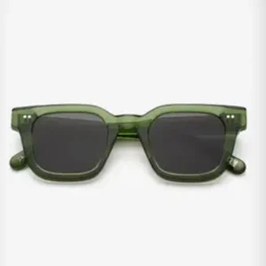 Chimi solglasögon 004 kiwi - Tänkte bara titta ifall det är någon som är beredd på att buda högt! Säljer bara vid högt bud. Det är i modell 004 kiwi dark lins och aldrig använda, bara provade🥝 🥝   Skriv privat om du är intresserad💕 Senaste bud: 800kr+frakt 