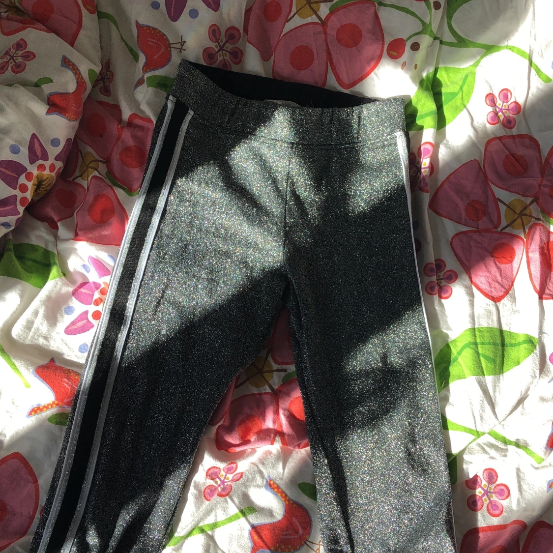 Glittriga tights med remmar på båda sidorna väldigt fina men har ingen användning för dem☺️/köparen står för frakt - 90