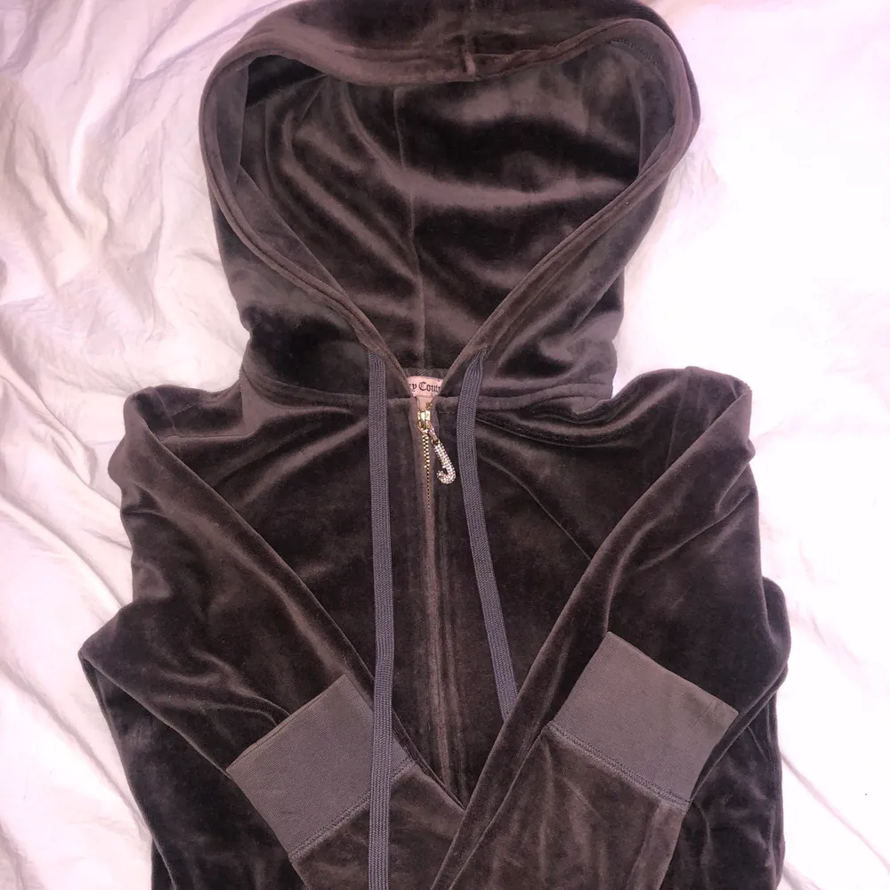 Säljer min fina hoodie från Juicy Couture! Köpt 2017 på NK i Stockholm för 2000 kr tillsammans med ett par byxor. Hoodien är nu lite för tajt för mig så säljer den vidare. I en mörkbrun färg. Som bilden visar är J av glittriga stenar (1 sten har trillat av som bild 2 visar)🤍  Säljer INTE byxorna . Hoodies.