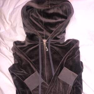 Säljer min fina hoodie från Juicy Couture! Köpt 2017 på NK i Stockholm för 2000 kr tillsammans med ett par byxor. Hoodien är nu lite för tajt för mig så säljer den vidare. I en mörkbrun färg. Som bilden visar är J av glittriga stenar (1 sten har trillat av som bild 2 visar)🤍  Säljer INTE byxorna 