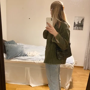 Manchesterjacka  - Manchesterjacka från zara (tror slutsåld) i så fin grön färg som passar till våren. Använd fåtal gånger och ser ut som ny! Strl s men passar m också!💕 