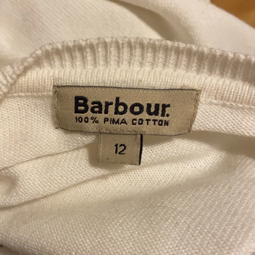 Jättefin rutig tröja från Barbour. Minns inte exakta nypriset men runt 1500? Står size 12 men passar mig med m. Stickat.
