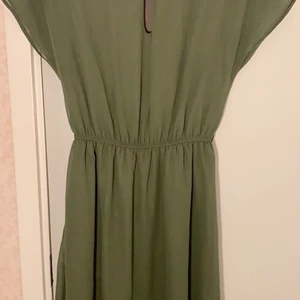 Klänning  - Oliv grön klänning 