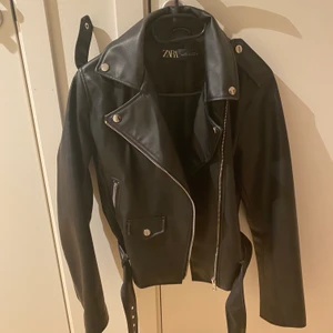 Skinnjacka från zara  - Säljer nu min skinnjacka från zara. Den e sjukt snygg och är endast använd ett fåtal gånger. 