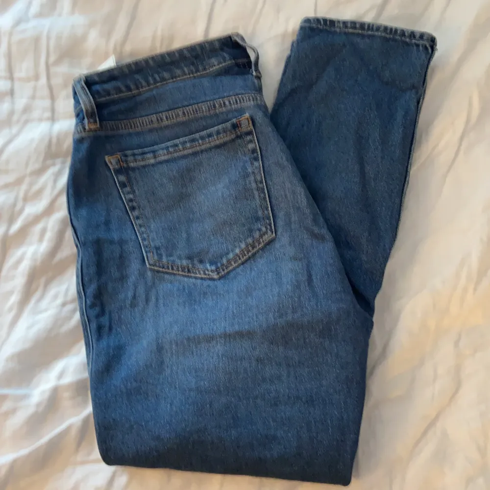 Hollister Jeans storlek W28/L27. Använda några gånger. Slitningar på båda knäna. Säljs pga lite korta i benen (är 163). För mer bilder skriv privat. . Jeans & Byxor.