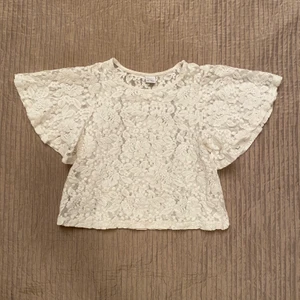 Topp - Såå snygg topp med spets från Lindex i nyskick, väldigt snygg med ett linne under! Använd ett fåtal gånger, max 5! Köpt på barnavdelningen men passar absolut XS:)