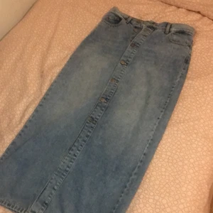 Jenas kjol använd 2 gånger bästelld från denim och jätte fin fast den är tyvär för stor för mih - Jeans kjol använd 2 gånger betällt från denim