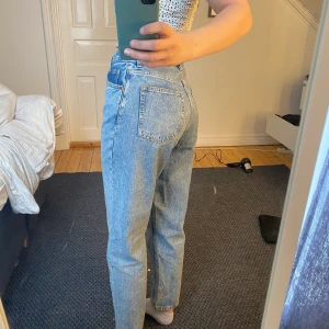 Jeans från monki - I stort sätt oanvända jeans från Monki i en fin blå färg, storleken 28. Nypris 399. Köparen står för frakten.