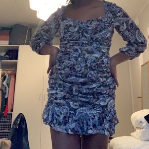 Klänning från zara  - En blåsvart mönstrad klänning från zara. Klänningen är i storlek L. Om det är något mer man undrar är det bara att skriva :)