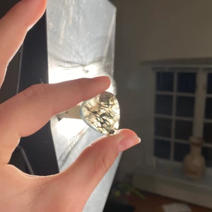 Sten - Snygg sten i nyskick direkt från Desert Design och är helt ny och aldrig använt! Har en massa andra annonser där jag säljer ännu mer stenar så om ni är intresserade kan ni gärna gå in och kolla! Kan fixa så att det finns borrade hål om man hellre vill ha den som en pärla till ett smycke, men säg bara till isåfall var ni vill ha hålet:) köparen står för frakt 