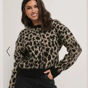 Tjock Leopard tröja, använd 2 gånger. Passar perfekt under en väst eller en tunnare vårjacka.
