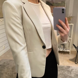 Kavaj - Säljer en beige kavaj från H&M som är helt oanvänd. Den är i ett mycket bra skick och är perfekt till sommaren. Köparen står för frakt. 