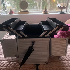 Makeup-artist sminkväska - Säljer en sminkväska, nypris 1500 mitt pris 500. 