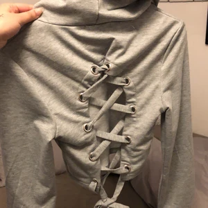 Magtröja  - Säljer denna fina somriga magtröja med zickzack öppning bak. Väldigt gullig men inte min stil. Endast testad. Storlek S köparen står för frakten