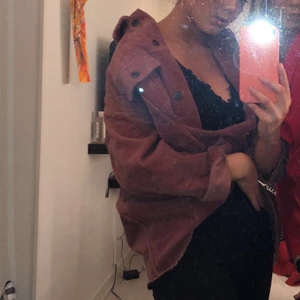 Manchester skjort jacka från Zara - Oversized manchester skjortjacka från zara i storlek xs, men passar xs-m/l beroende på hur man vill att den ska sitta. Använd men i väldigt bra o fint skick 
