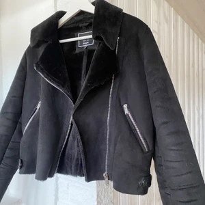 Jacka  - Mocka liknande jacka med päls. Köpt på Zalando. Köparen står för frakt 