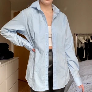 Blå shorta  - Ljusblå fräsh skjorta ifrån dressman. Är i storlek M. Säljer för 50kr + frakt 💕